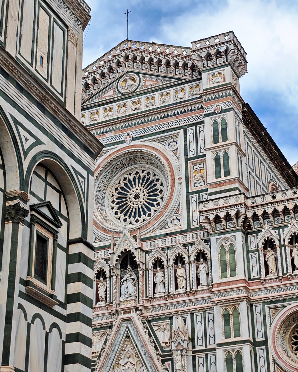 Honorglobal's tweet photo. The spot vs the image: Italy edition

🤳:@boyanortse 

#HONORMagic7 https://t.co/XnqoZjZkva