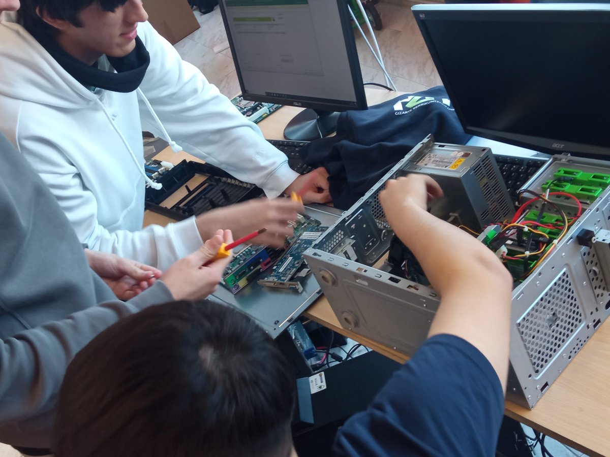 hernanilhii's tweet image. Informatika eta Elektrizitate zikloko ikasleak, gelak prestatzeko lanean. Primerako lana!
#hernanikolanbideheziketa #gizarteberrikuntzalhii #Informatika #Elektrizitatea #FP #taldelana #GelakPrest