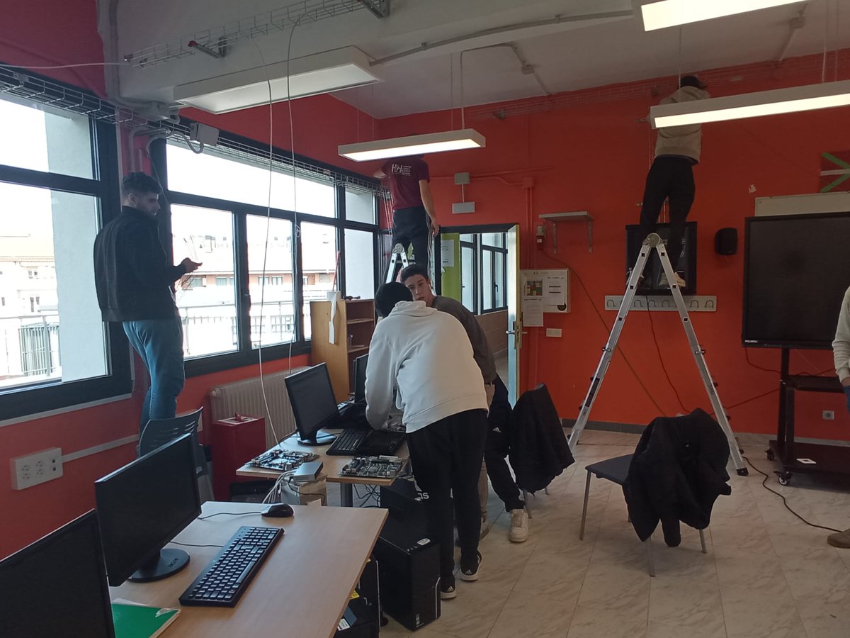 hernanilhii's tweet image. Informatika eta Elektrizitate zikloko ikasleak, gelak prestatzeko lanean. Primerako lana!
#hernanikolanbideheziketa #gizarteberrikuntzalhii #Informatika #Elektrizitatea #FP #taldelana #GelakPrest