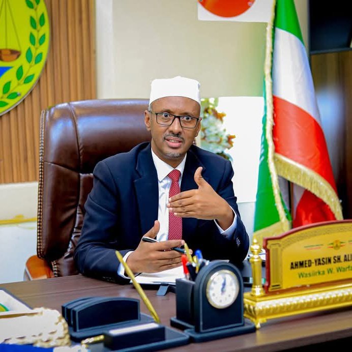 bosasonline1's tweet photo. "Ra'iisul Wasaaraha Soomaaliya midnimada uu ka raadinayo Laascaanood waxa uu ka la'yahay Muqdisho" - Wasiirka Warfaafinta Somaliland, Axmed-yaasiin Shiikh Cali. https://t.co/PzhP3t2aN8