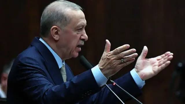 ww3mediaa's tweet photo. 🚨Cumhurbaşkanı Erdoğan: 

Küresel Siyonist lobinin baskılarına karşı bugüne kadar nasıl dik durduysak bundan sonra da zalimlerin karşısında hakkı haykırmaya devam edeceğiz. https://t.co/r6dL5VN6Vw