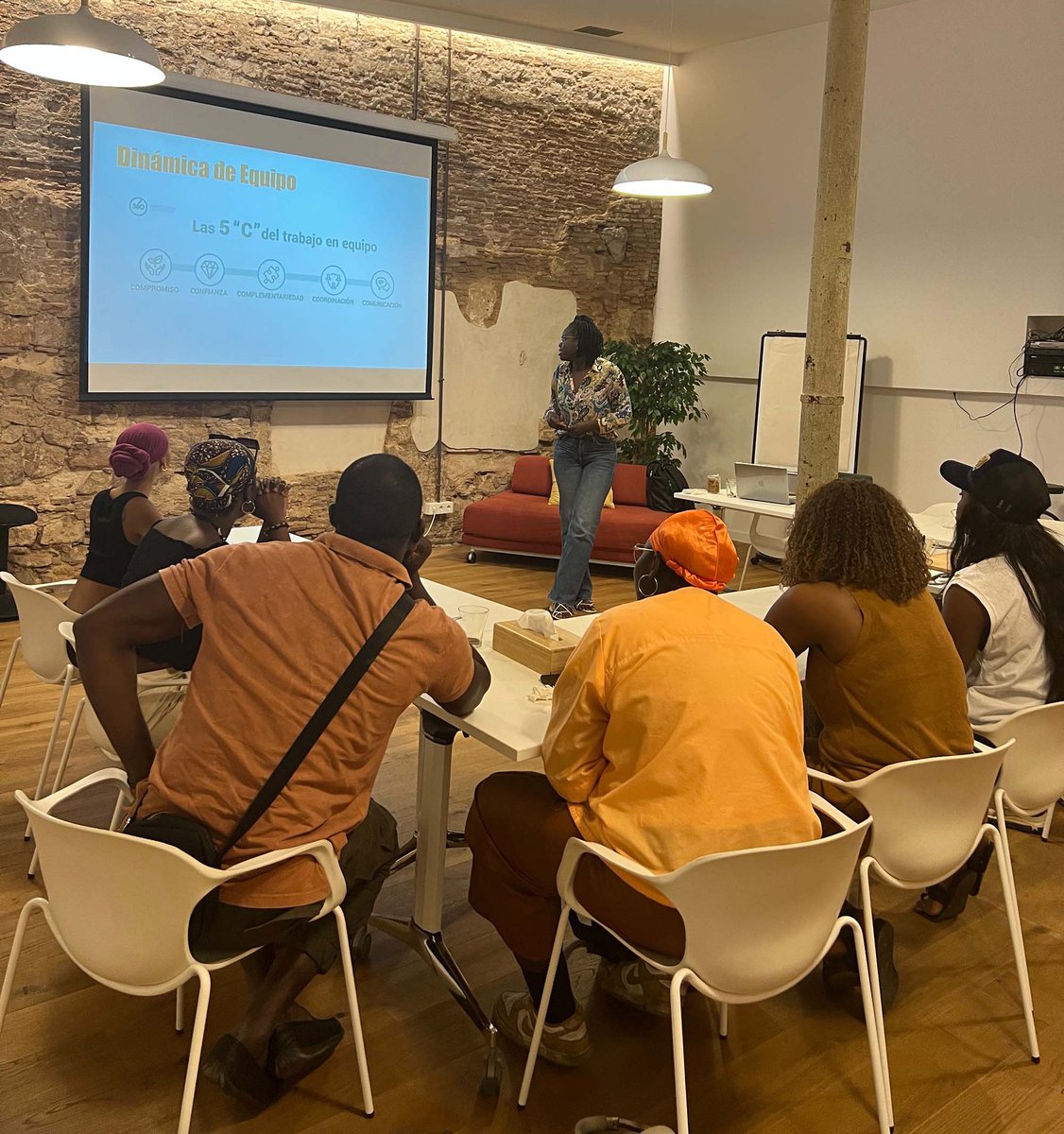 ciutatinvisible's tweet photo. @CoopPeriferia @BCN_SantsMont @SantsCoop @CotxeresCasinet @diomcoop @GrupEcos #Abarka Cooperativa ofereix serveis de catering, esdeveniments o tallers i té un restaurant a Sants. Activisme gastronòmic antiracista per millorar la vida de les persones migrants i racialitzades, tot posant en valor la riquesa de les cultures africanes.
https://t.co/jCcQPZvn4W https://t.co/ZePdAqwQuz