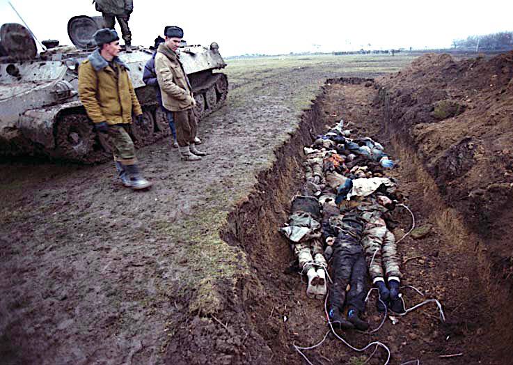 ChroniclesKiev's tweet photo. 7 aprile 1995, forze di occupazione russe entrano nel villaggio di #Samashki durante la prima guerra contro la #Cecenia.
L'operazione, chiamata "pulizia", divenne uno dei più grandi genocidi mirati dell'epoca e simbolo della disumanità dei soldati russi che si vendicarono
1/4 https://t.co/9KpzHAnw7A