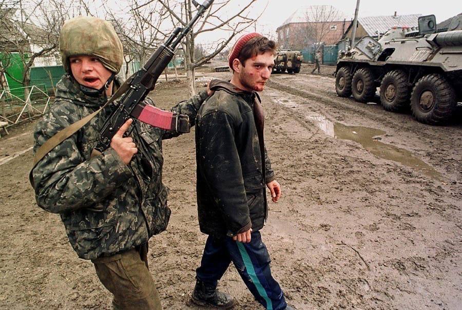 ChroniclesKiev's tweet photo. 7 aprile 1995, forze di occupazione russe entrano nel villaggio di #Samashki durante la prima guerra contro la #Cecenia.
L'operazione, chiamata "pulizia", divenne uno dei più grandi genocidi mirati dell'epoca e simbolo della disumanità dei soldati russi che si vendicarono
1/4 https://t.co/9KpzHAnw7A