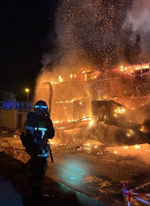 AlertesInfos's tweet photo. 🇫🇷🍟 FLASH - Un McDonald’s en construction a été incendié la nuit dernière à Montrabé, près de Toulouse. L’action a été revendiquée par un groupe inconnu nommé "Les frites insoumises". (La Dépêche) https://t.co/ceG7Y6CpJJ