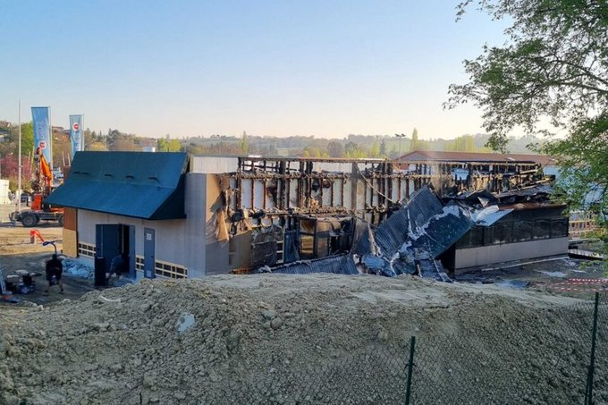 AlertesInfos's tweet photo. 🇫🇷🍟 FLASH - Un McDonald’s en construction a été incendié la nuit dernière à Montrabé, près de Toulouse. L’action a été revendiquée par un groupe inconnu nommé "Les frites insoumises". (La Dépêche) https://t.co/ceG7Y6CpJJ