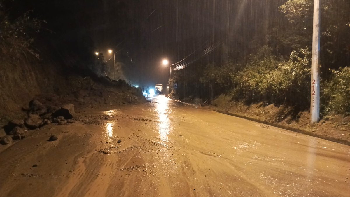 radio_pichincha's tweet photo. 🛑#Atención| Tras las labores de limpieza efectuadas por un deslizamiento de tierra, quedó habilitado un carril en la vía #Intervalles. La @PoliciaEcuador permanece en el punto para ayudar con la circulación. Tome precauciones. https://t.co/FvPmQk7J9C