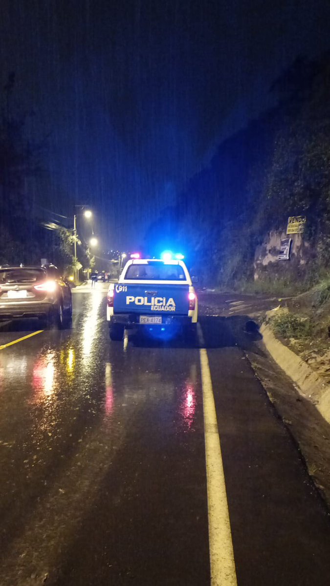 radio_pichincha's tweet photo. 🛑#Atención| Tras las labores de limpieza efectuadas por un deslizamiento de tierra, quedó habilitado un carril en la vía #Intervalles. La @PoliciaEcuador permanece en el punto para ayudar con la circulación. Tome precauciones. https://t.co/FvPmQk7J9C