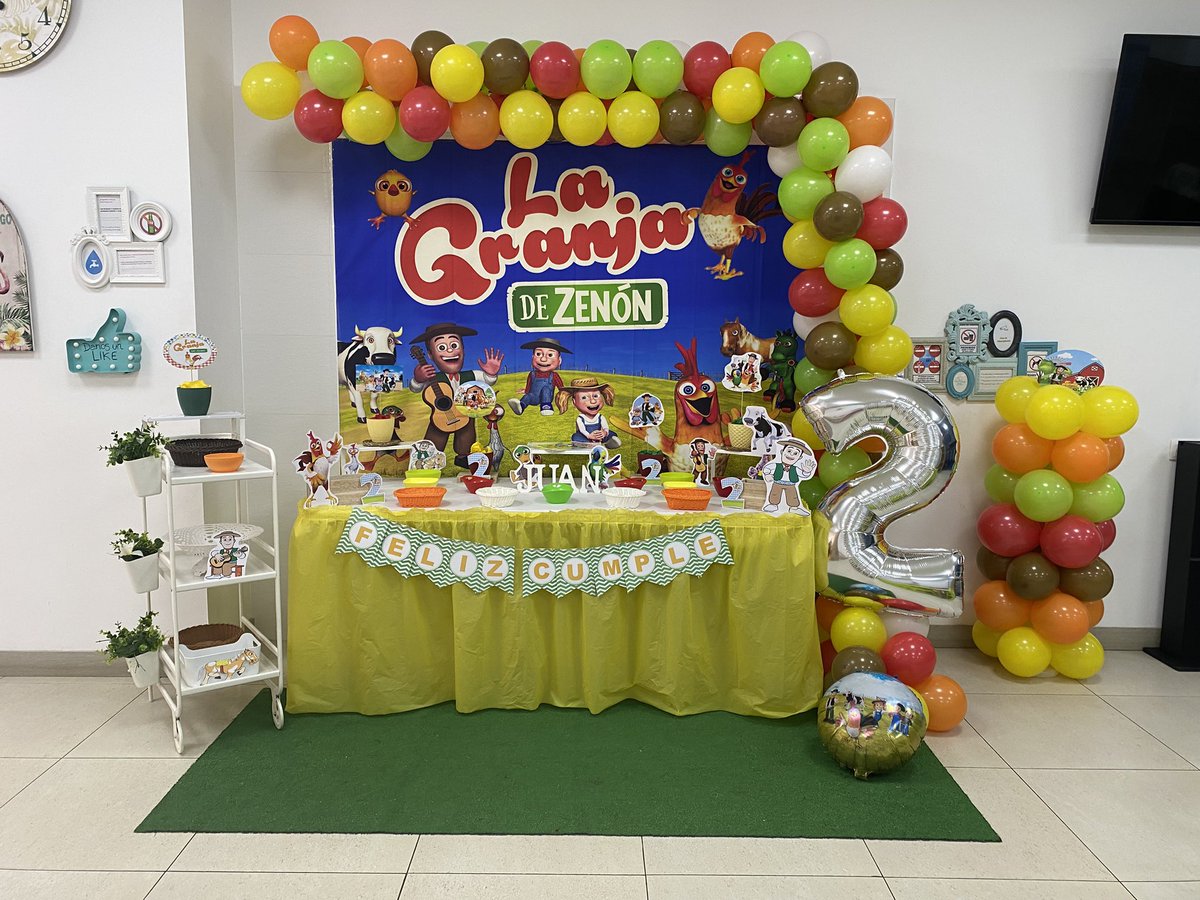 FunInsideParty's tweet photo. Hoy traemos la decoración que realizamos para el segundo cumpleaños de Juan 🎂🎉🐓🐄. La temática elegida fue #lagranjadeZenon, todos sus personajes ambientaron el local y disfrutaron de la experiencia. ¡Feliz cumple!🤗 #CumpleañosJuan #funinside #funinsideparty #local #eventos https://t.co/CfpQfNcpKv