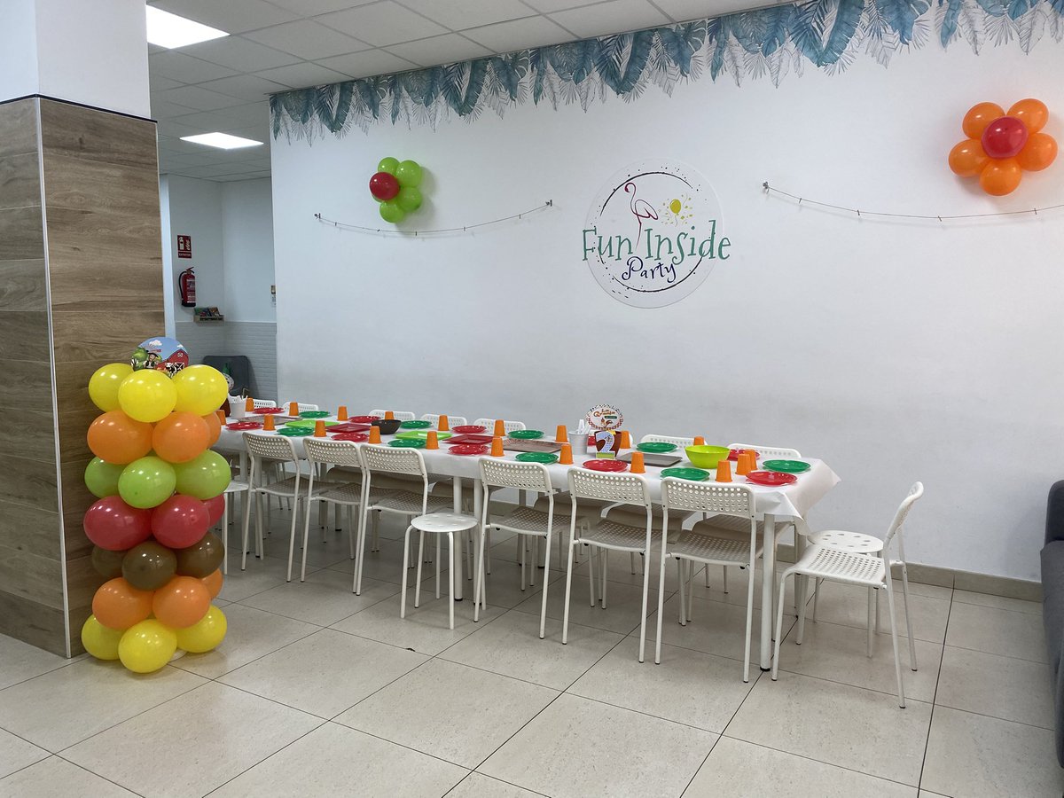 FunInsideParty's tweet photo. Hoy traemos la decoración que realizamos para el segundo cumpleaños de Juan 🎂🎉🐓🐄. La temática elegida fue #lagranjadeZenon, todos sus personajes ambientaron el local y disfrutaron de la experiencia. ¡Feliz cumple!🤗 #CumpleañosJuan #funinside #funinsideparty #local #eventos https://t.co/CfpQfNcpKv