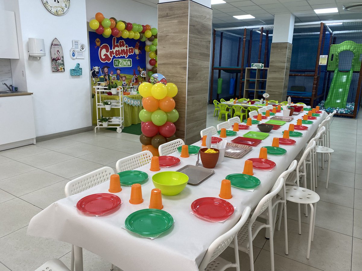 FunInsideParty's tweet photo. Hoy traemos la decoración que realizamos para el segundo cumpleaños de Juan 🎂🎉🐓🐄. La temática elegida fue #lagranjadeZenon, todos sus personajes ambientaron el local y disfrutaron de la experiencia. ¡Feliz cumple!🤗 #CumpleañosJuan #funinside #funinsideparty #local #eventos https://t.co/CfpQfNcpKv