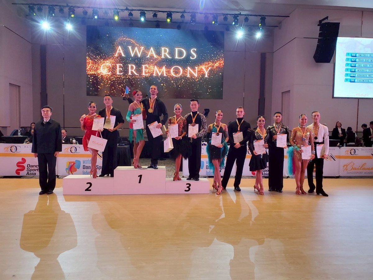 fourseasons_103's tweet image. 2025 DSA アジアン選手権 U-21 ラテン ソロ・サンバ
ホワイトン兄妹、堂々の5位入賞！

最近はメンズのラテン衣装もますます派手に！
「真っ黒ばかりじゃなくて、もっと石付きとかでガンガン目立って！」
という声にも応えるような、輝きと存在感を放つパフォーマンス。

#DSA2025
#アジアン選手権…