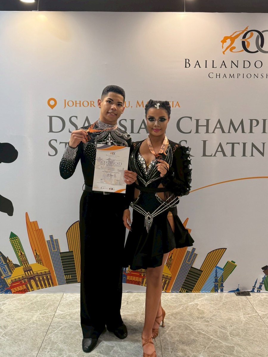 fourseasons_103's tweet image. 2025 DSA アジアン選手権 U-21 ラテン ソロ・サンバ
ホワイトン兄妹、堂々の5位入賞！

最近はメンズのラテン衣装もますます派手に！
「真っ黒ばかりじゃなくて、もっと石付きとかでガンガン目立って！」
という声にも応えるような、輝きと存在感を放つパフォーマンス。

#DSA2025
#アジアン選手権…