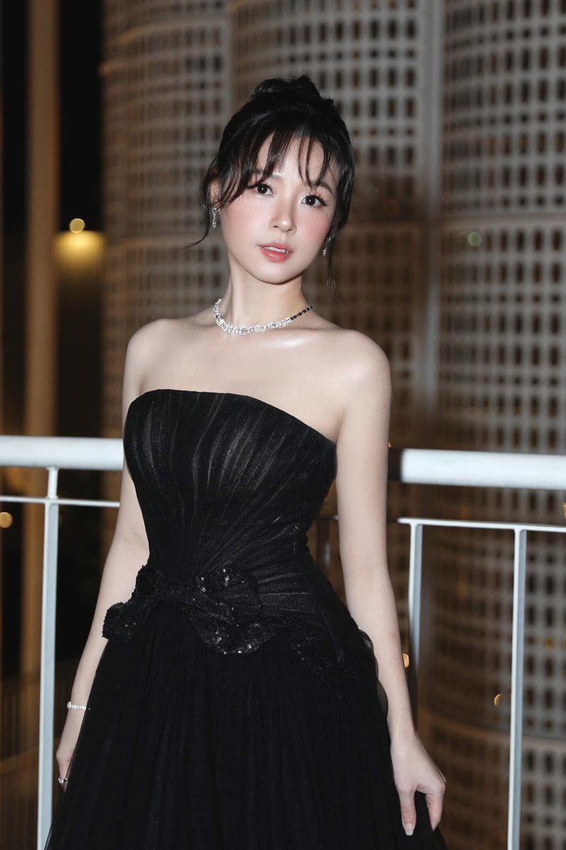 dung_midu's tweet photo. Đêm ma mị 🖤 https://t.co/d9rqJwZ6LW