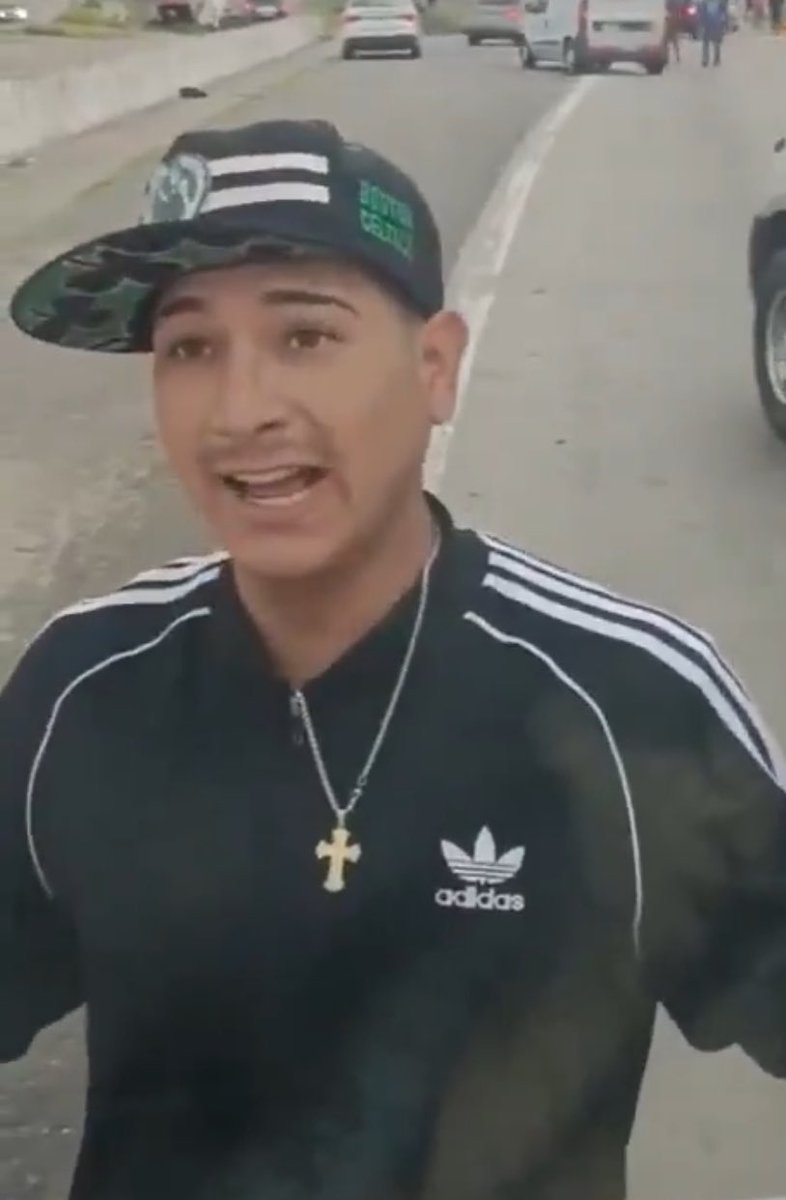 Leoogomez_'s tweet photo. Miren a este tipo, tiene su cuerpo en perfectas condiciones para poder LABURAR y sin embargo prefiere EXTORSIONAR a la gente en una ruta, pidiendoles dinero a cambio de dejarlos pasar! 
Preso tendría que estar!! https://t.co/Puzsohlaiz
