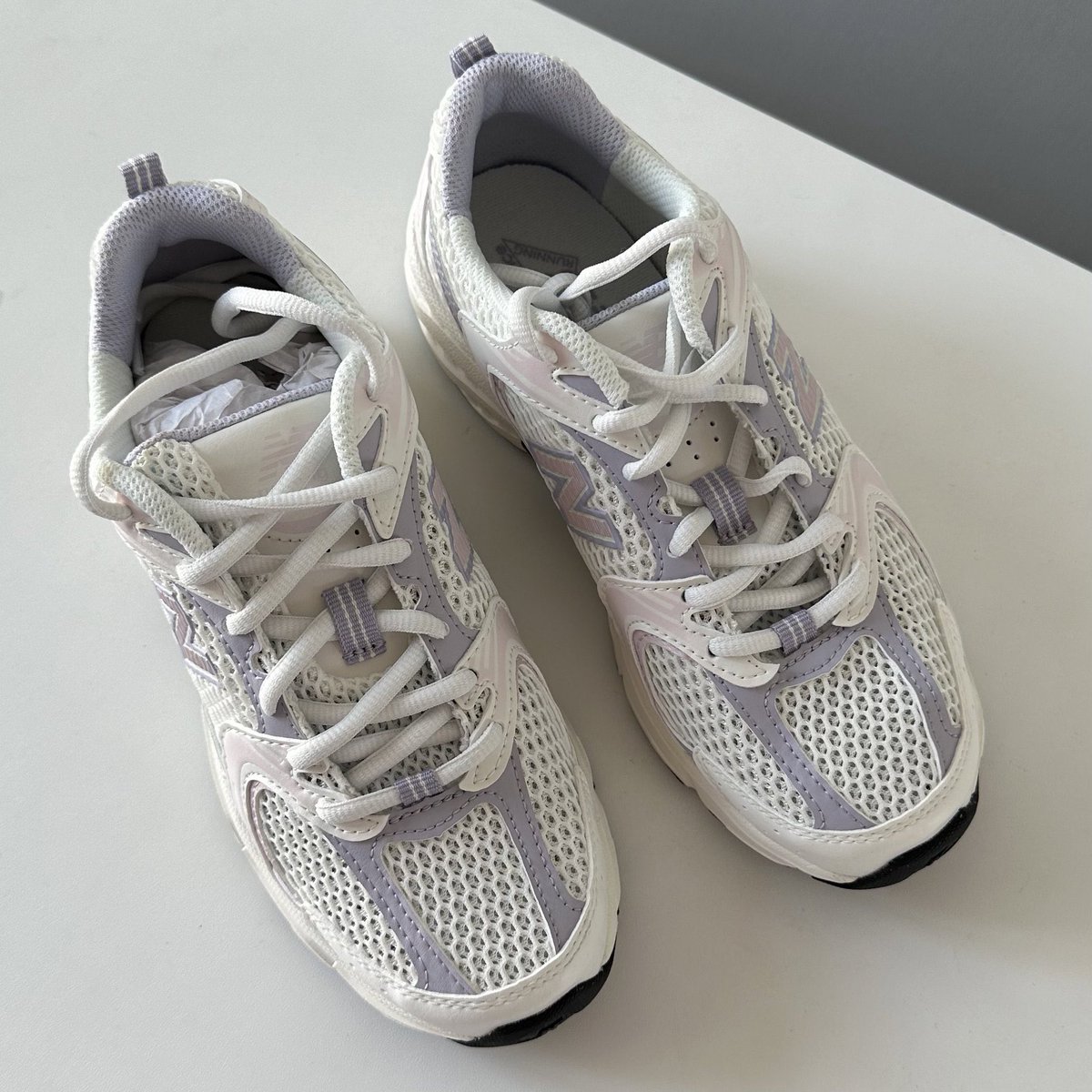 nocturnalcutie's tweet photo. serupa tapi tak sama, NB530 dan NB740 👟

udah coba buat jalan jauh, dua-duanya enak dipakai jalan sampai ribuan steps di ((kaki aku)) yang cenderung kecil dan engga begitu lebar. trus bedanya apa? 

here is a comparison⤵️ https://t.co/fQtfU9nMve