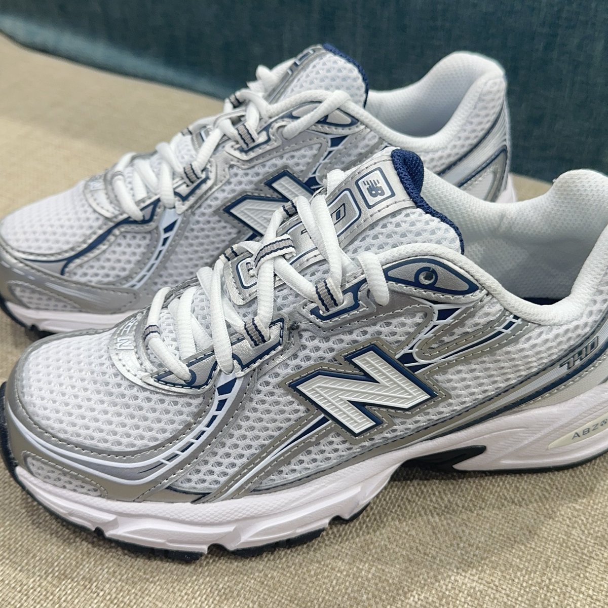 nocturnalcutie's tweet photo. serupa tapi tak sama, NB530 dan NB740 👟

udah coba buat jalan jauh, dua-duanya enak dipakai jalan sampai ribuan steps di ((kaki aku)) yang cenderung kecil dan engga begitu lebar. trus bedanya apa? 

here is a comparison⤵️ https://t.co/fQtfU9nMve