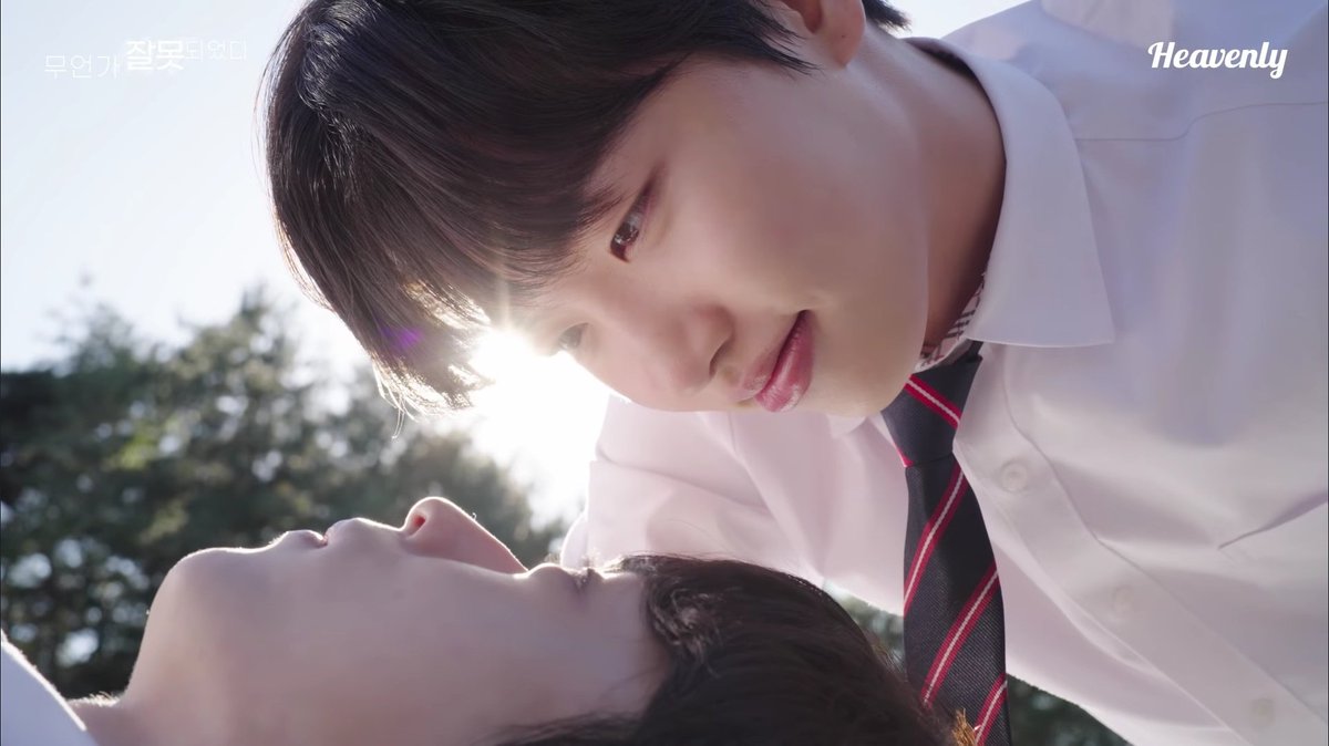 hubboyslove's tweet image. Sinopse oficial de #SomethingisNotRight, novo BL coreano, que estreia dia 16.

“Bawoo e Hoon são melhores amigos desde crianças, mas Bawoo nutre sentimentos não correspondidos por Hoon há anos.

Bawoo decide cortar todo o seu relacionamento com Hoon, que para sua confusão, tenta