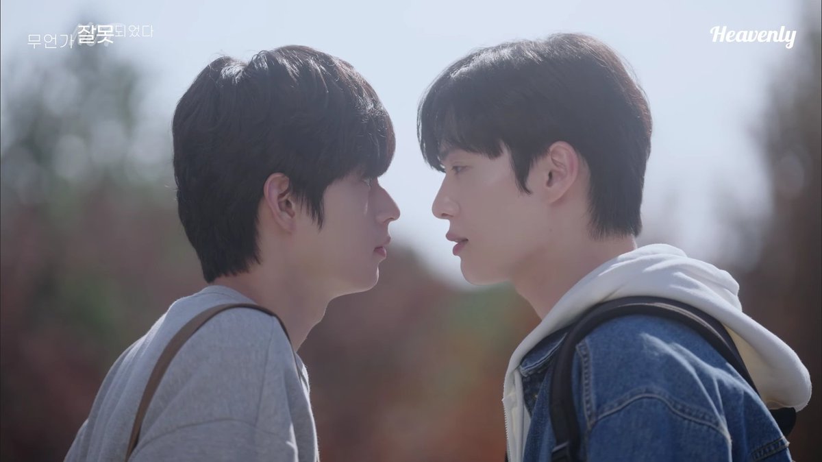 hubboyslove's tweet image. Sinopse oficial de #SomethingisNotRight, novo BL coreano, que estreia dia 16.

“Bawoo e Hoon são melhores amigos desde crianças, mas Bawoo nutre sentimentos não correspondidos por Hoon há anos.

Bawoo decide cortar todo o seu relacionamento com Hoon, que para sua confusão, tenta