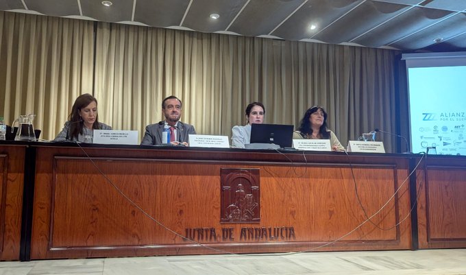 📌Dra. María Aguilar, <a href="/HUVMacarena/">Hospital Virgen Macarena</a> 
📌<a href="/SilviaGismera/">Silvia</a>, #psicóloga y profesora Máster de Medicina del Sueño TECH
📌<a href="/PepeTenorio8/">Pepe Tenorio</a>, secretario general del Consejo General de la #Psicología de España, participan en la mesa: 'El cuidado del #sueño en el entorno laboral'
#Elsueñoesvida