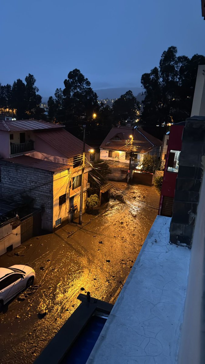 jpriwal's tweet photo. Deslave Valle de los Chillos, Puente 3, calle Nela Martínez
#deslave 
#lluvias 
#quito https://t.co/pWwU7A6H6L