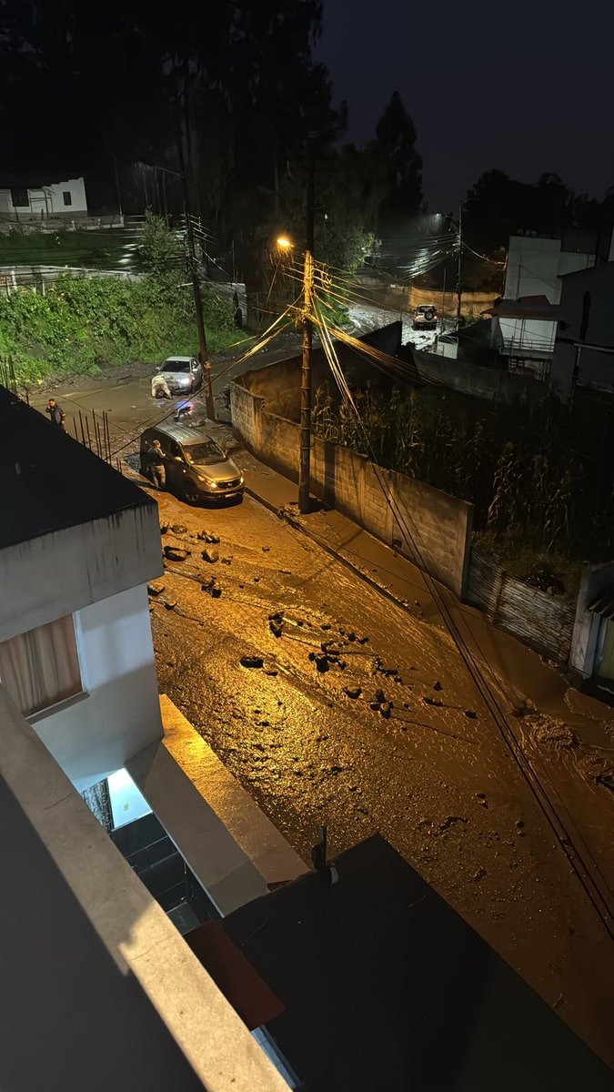 jpriwal's tweet photo. Deslave Valle de los Chillos, Puente 3, calle Nela Martínez
#deslave 
#lluvias 
#quito https://t.co/pWwU7A6H6L
