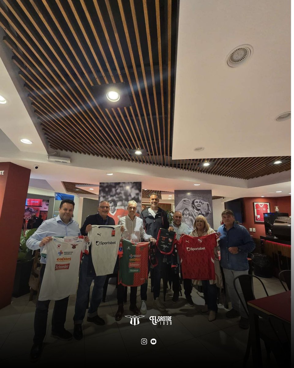 bostonriver's tweet photo. Ayer, en La Caldera Resto, se realizó la cena de camaradería previo al partido de hoy.

Muchas gracias a la gente de @Independiente por el recibimiento 🤝

#VamosElBoston 🟢🔴 https://t.co/N2Hv0KRcn2