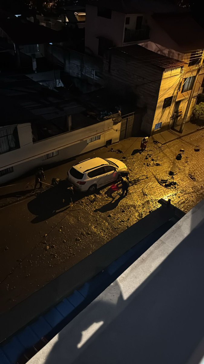 jpriwal's tweet photo. Deslave Valle de los Chillos, Puente 3, calle Nela Martínez
#deslave 
#lluvias 
#quito https://t.co/x9eEg1i5he