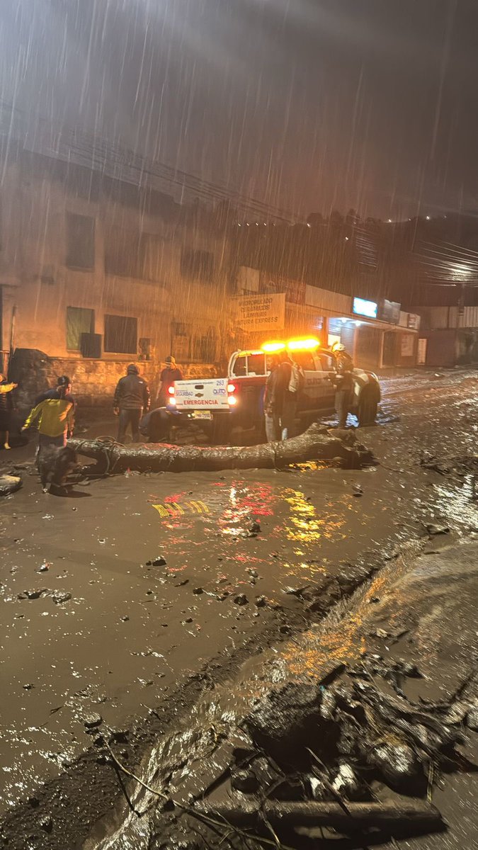 jpriwal's tweet photo. Deslave Valle de los Chillos, Puente 3, calle Nela Martínez
#deslave 
#lluvias 
#quito https://t.co/HIBF66X85S