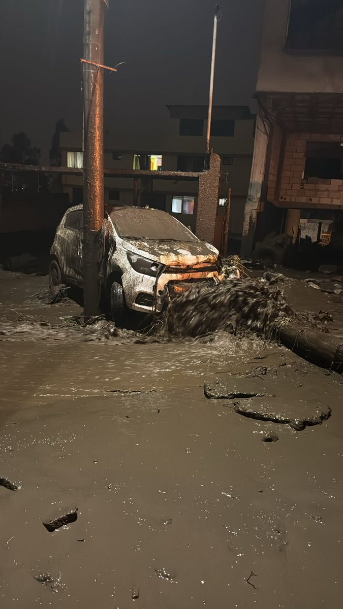 jpriwal's tweet photo. Deslave Valle de los Chillos, Puente 3, calle Nela Martínez
#deslave 
#lluvias 
#quito https://t.co/HIBF66X85S
