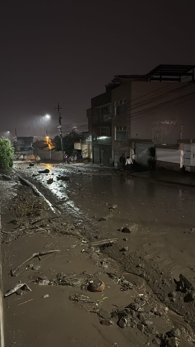 jpriwal's tweet photo. Deslave Valle de los Chillos, Puente 3, calle Nela Martínez
#deslave 
#lluvias 
#quito https://t.co/HIBF66X85S