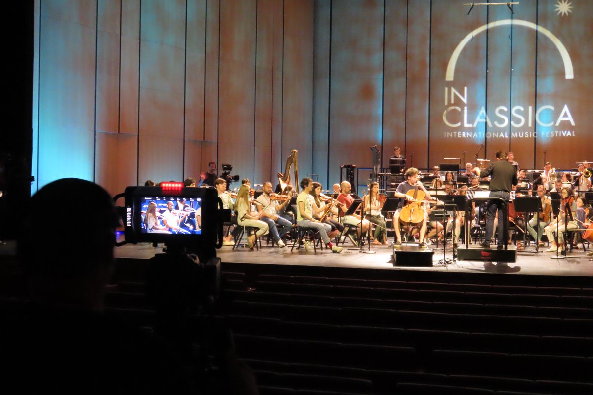 fschubertfilh's tweet photo. Aquesta tarda, a les 18h, a @medicitv podreu veure en directe el concert que oferirem a l'Òpera de Dubai amb el violoncel·lista @EdgarMoreau i el mestre @TomasGrauC.

VEURE CONCERT:
https://t.co/a6OvgMpbiE https://t.co/TMPGubMRbB