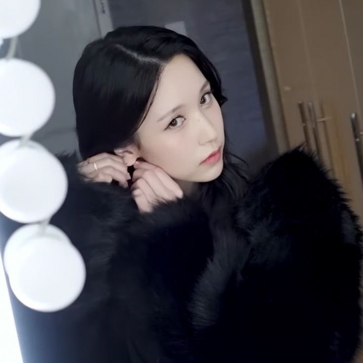 체크아웃 전 언니 준비하는 동안
혼자 이러구 놀구있음...

그거발견한 미Lㅏ
ㅎㅎㅎ째엉이 뭐해?팔자눈썹되서 물으면
거울샤앗..
이러구 쁘이할 거 같음

거미스마일 폭발하는 미Lㅏ누나
조용히 호텔 전화기 들고 1박 연장하기