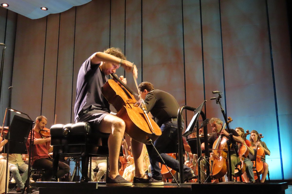 fschubertfilh's tweet photo. Aquesta tarda, a les 18h, a @medicitv podreu veure en directe el concert que oferirem a l'Òpera de Dubai amb el violoncel·lista @EdgarMoreau i el mestre @TomasGrauC.

VEURE CONCERT:
https://t.co/a6OvgMpbiE https://t.co/TMPGubMRbB