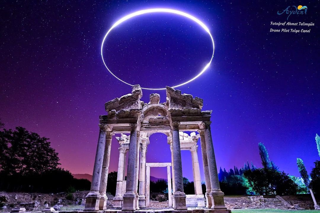 visit_aydin's tweet photo. Başında halesi ile selam duran Tetrapylon, muhteşem gece görüntüsü eşliğinde “Afrodisyas’a hoş geldiniz” diyor.
 
🎞️  IG/shutter1mn
 
#Tetrapylon #Afrodisyas #Afrodisias #Aphrodisias #Geyre #Karacasu #Aydın #nightview #antikkent #ancienttemple #arkeoloji #ancientcity #archaeology https://t.co/CF7tK4oSso