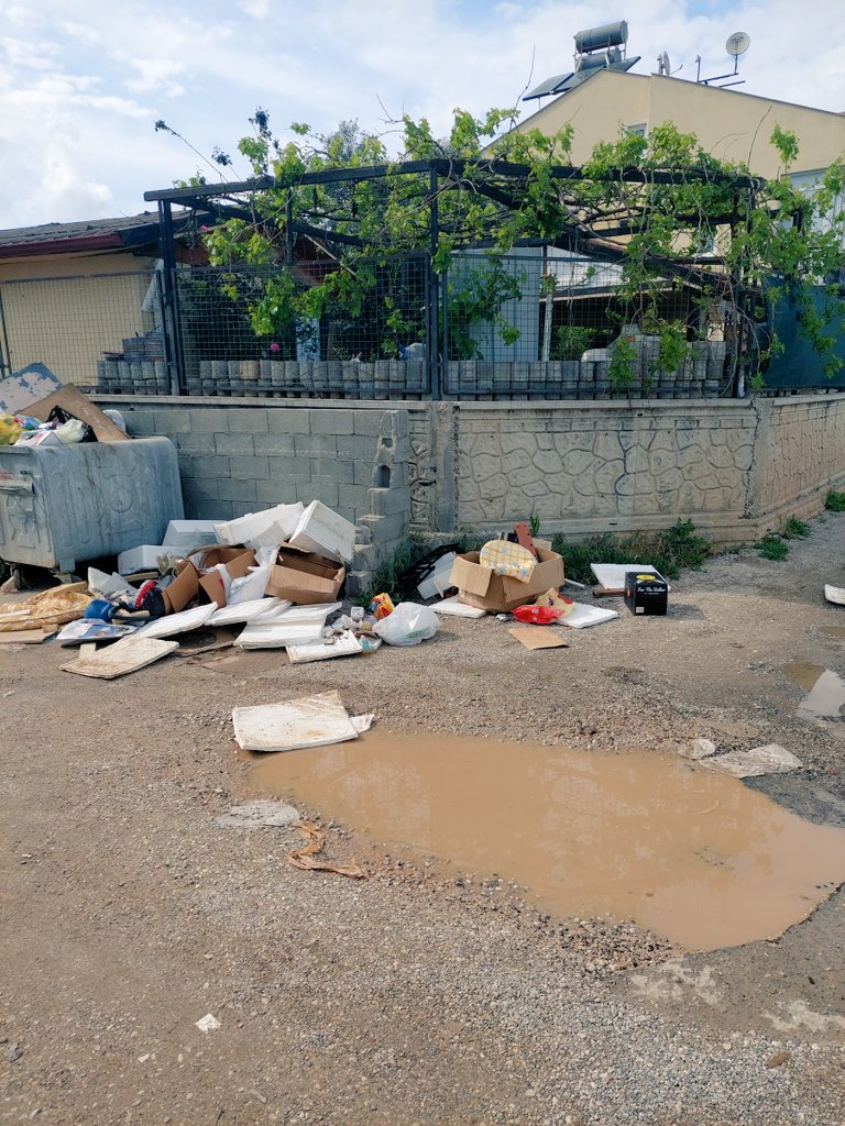 n_karahan's tweet photo. Menteşeoğlu, Şehit Ali Galip Med cd. Tahtakale marketin arkasındaki çöp konteynerları. Burası briket tuğla ile örülmiştü, iki yıl önce yıkıldı. Belediyeyi ve zabıtayı aradım ama sonuç alamadım. Bu görüntü Fethiyemize hiç yakışmıyor. Yardım rica ediyoruz. https://t.co/4nJQvmmNuC