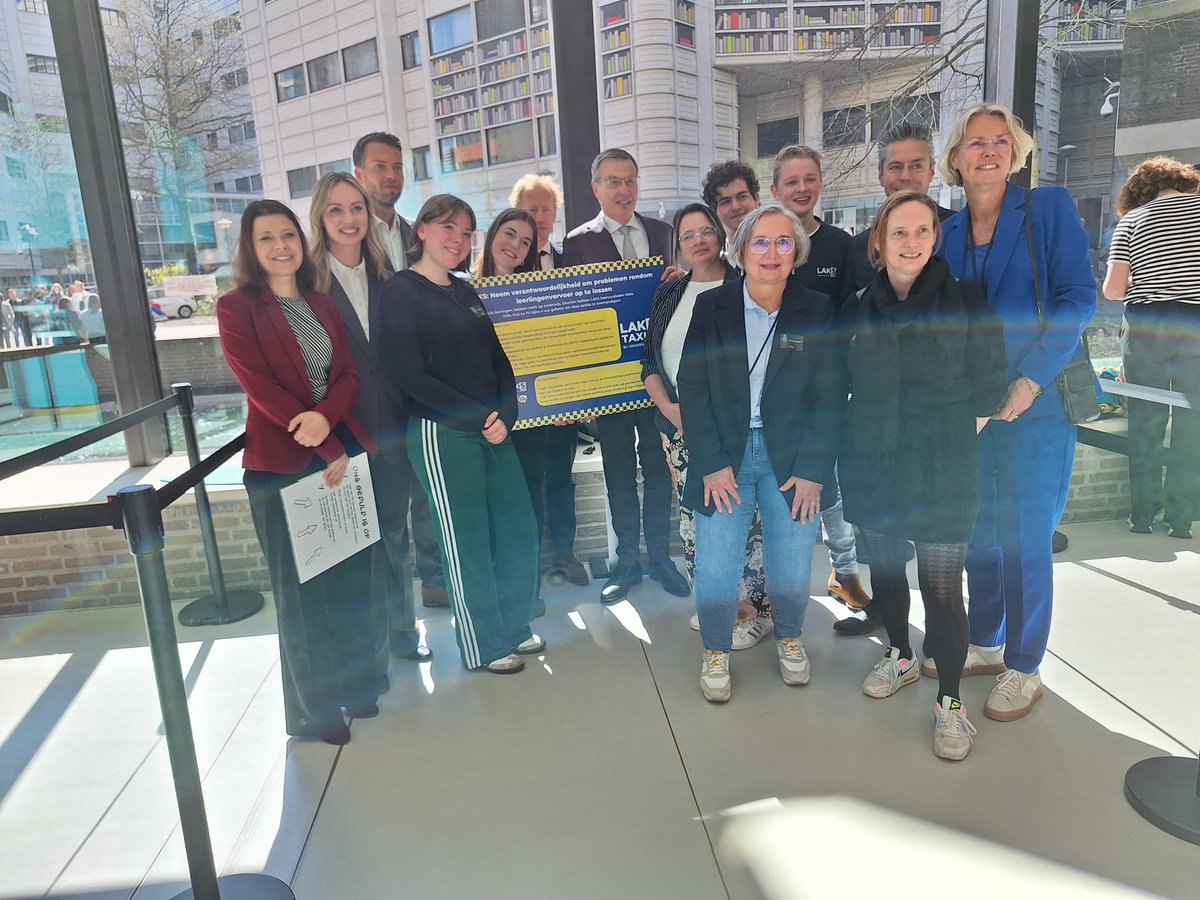 Vanmiddag heeft het Landelijk Aktie Komitee Scholieren (LAKS) een petitie aangeboden aan leden van de commissie <a href="/OCW_TK/">Vaste Commissie OCW Tweede Kamer</a> over de problemen rondom het leerlingenvervoer.