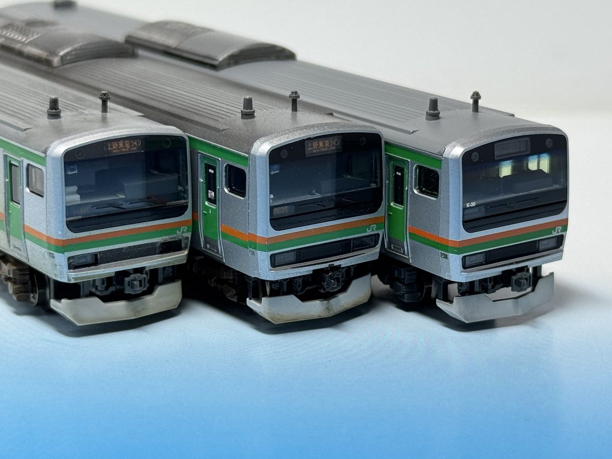model_kazu's tweet photo. 完成(仮)報告
KATO 10-471/470ベースとし、2022~24年頃で1号車に黒フィルム付のE231系U530編成タイプが落成
フィルム付きを再現すべく国府津車の顔を切って小山の顔とトレードしました
加工内容↓ https://t.co/LzJDuSpHGo