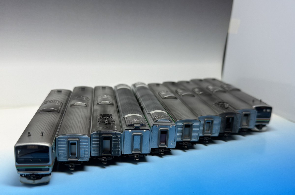 model_kazu's tweet photo. 完成(仮)報告
KATO 10-471/470ベースとし、2022~24年頃で1号車に黒フィルム付のE231系U530編成タイプが落成
フィルム付きを再現すべく国府津車の顔を切って小山の顔とトレードしました
加工内容↓ https://t.co/LzJDuSpHGo