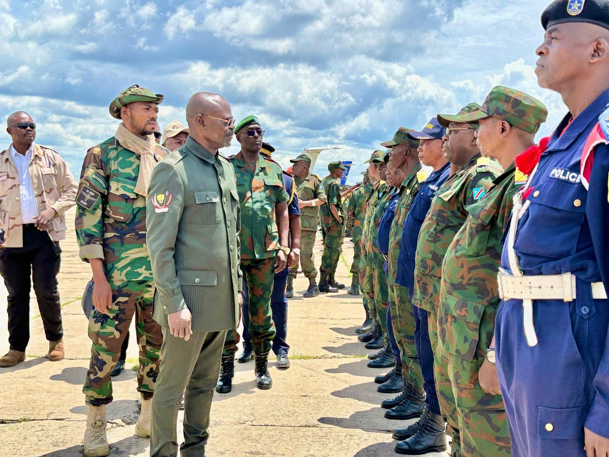 Magrdcmonde's tweet photo. #RDC: Le ministre de la défense nationale, #GuyKabombo, a effectué une visite à Kananga ce 08 avril, dans la province du Kasaï Central, où il a assisté à la cérémonie de prestation de serment des sous-officiers de la 36e promotion ordinaire et de la 19e session spéciale de l’#EFO https://t.co/GcVqa4BXDg