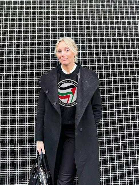 Vi tackar <a href="/JessicaStegrud/">Jessica Stegrud</a> som köpt en av våra nya tröjor! Vi hoppas på en stor beställning från <a href="/sdriks/">Sverigedemokraterna</a>. Jessica nämnde att hon skulle kolla med sin pojkvän - tillika Swishjournalisten <a href="/NickAlinia/">Nick Alinia</a> - om han redan beställt en.