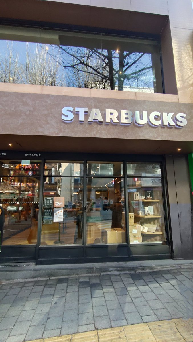 io_capsule's tweet photo. 韓国の梨大駅近くのスタバ1号店で
タンブラーに刻印☕

7:45過ぎに到着で刻印待ちの先頭
9:00ぐらいまで刻印のサービスは空いていました

梨大店限定の白いタンブラーは売り切れ
入荷は5月とのこと

韓国旅行の参考になれば🧸 https://t.co/tqJsiHjYEW