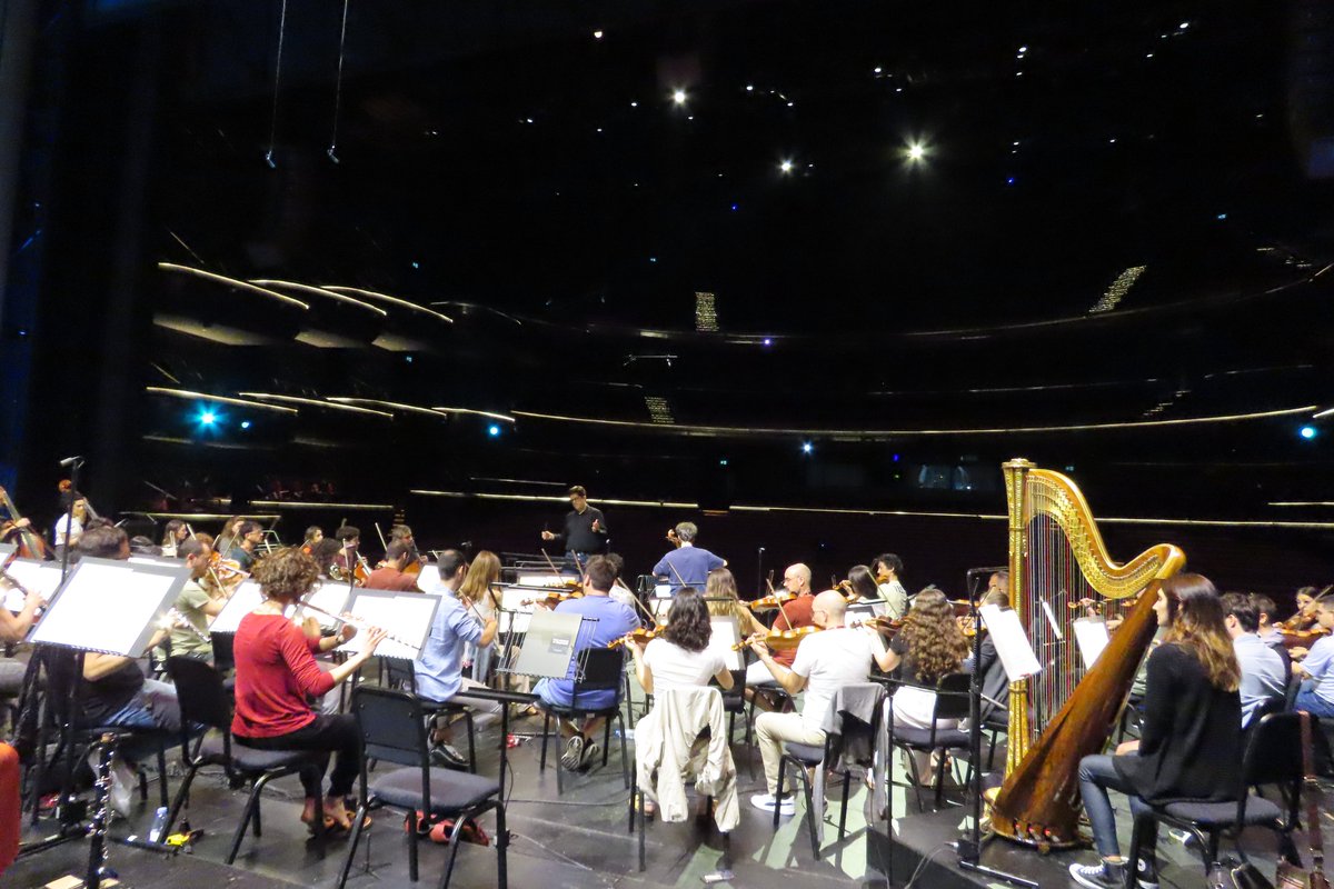 fschubertfilh's tweet photo. Aquesta tarda, a les 18h, a @medicitv podreu veure en directe el concert que oferirem a l'Òpera de Dubai amb el violoncel·lista @EdgarMoreau i el mestre @TomasGrauC.

VEURE CONCERT:
https://t.co/a6OvgMpbiE https://t.co/TMPGubMRbB