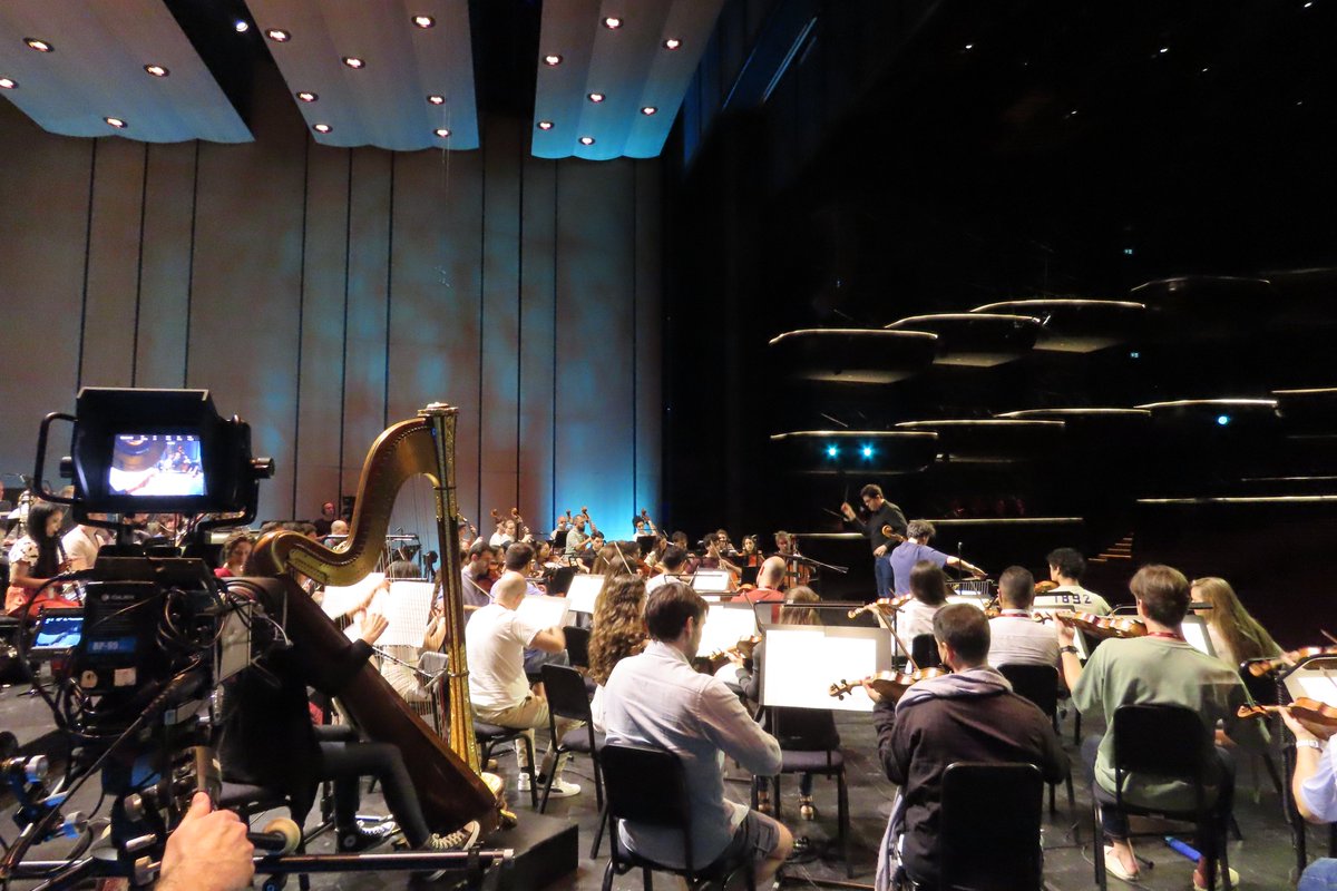 fschubertfilh's tweet photo. Aquesta tarda, a les 18h, a @medicitv podreu veure en directe el concert que oferirem a l'Òpera de Dubai amb el violoncel·lista @EdgarMoreau i el mestre @TomasGrauC.

VEURE CONCERT:
https://t.co/a6OvgMpbiE https://t.co/TMPGubMRbB