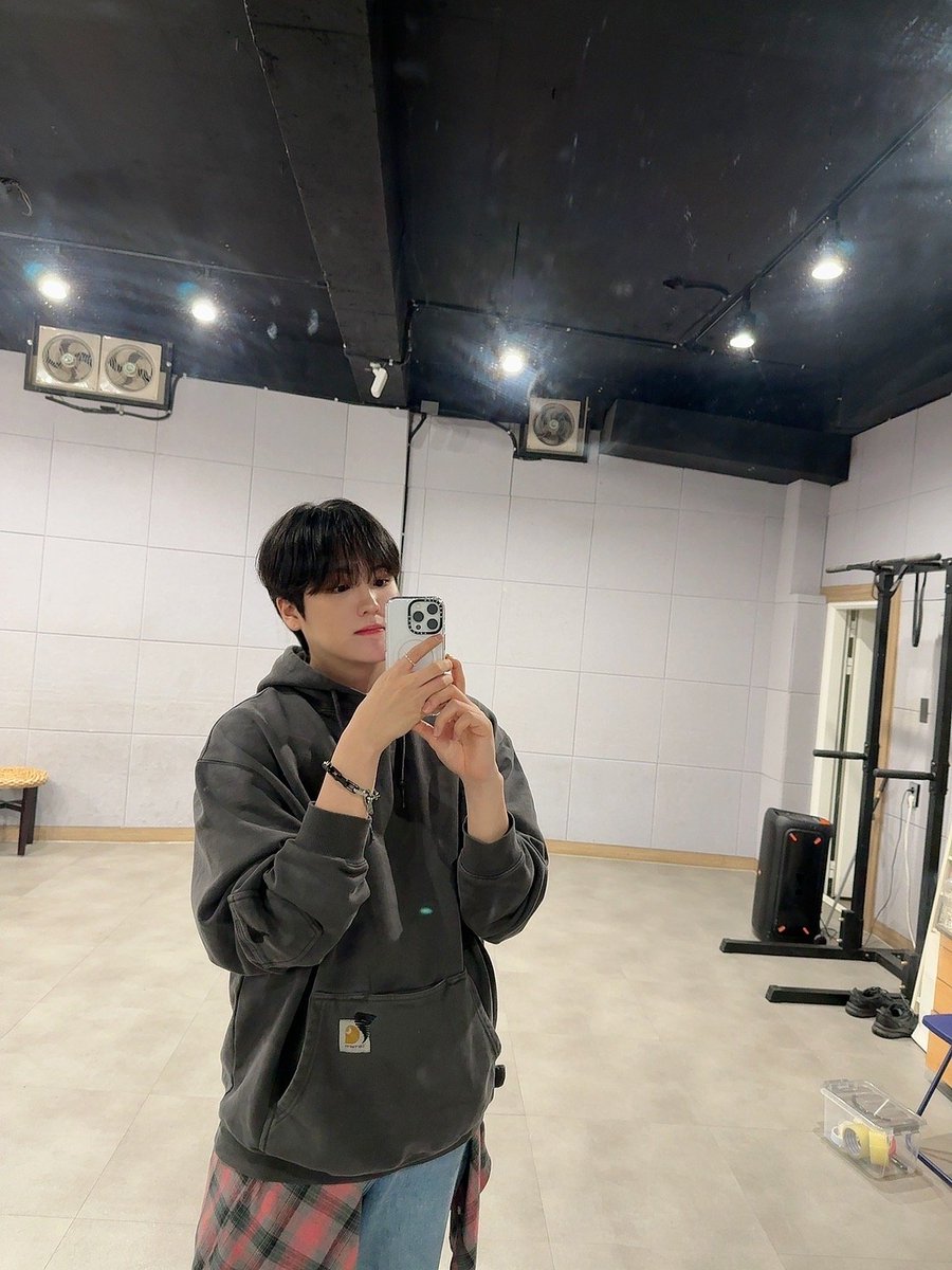TheKingDom_GF's tweet photo. [LOUIS👑]

<해피룽데이>

오늘 하루 덕분에 행복했어😉

#TheKingDom #더킹덤 #TKD 
#LOUIS #루이 #위버스라이브 https://t.co/dsdX9tbhNF