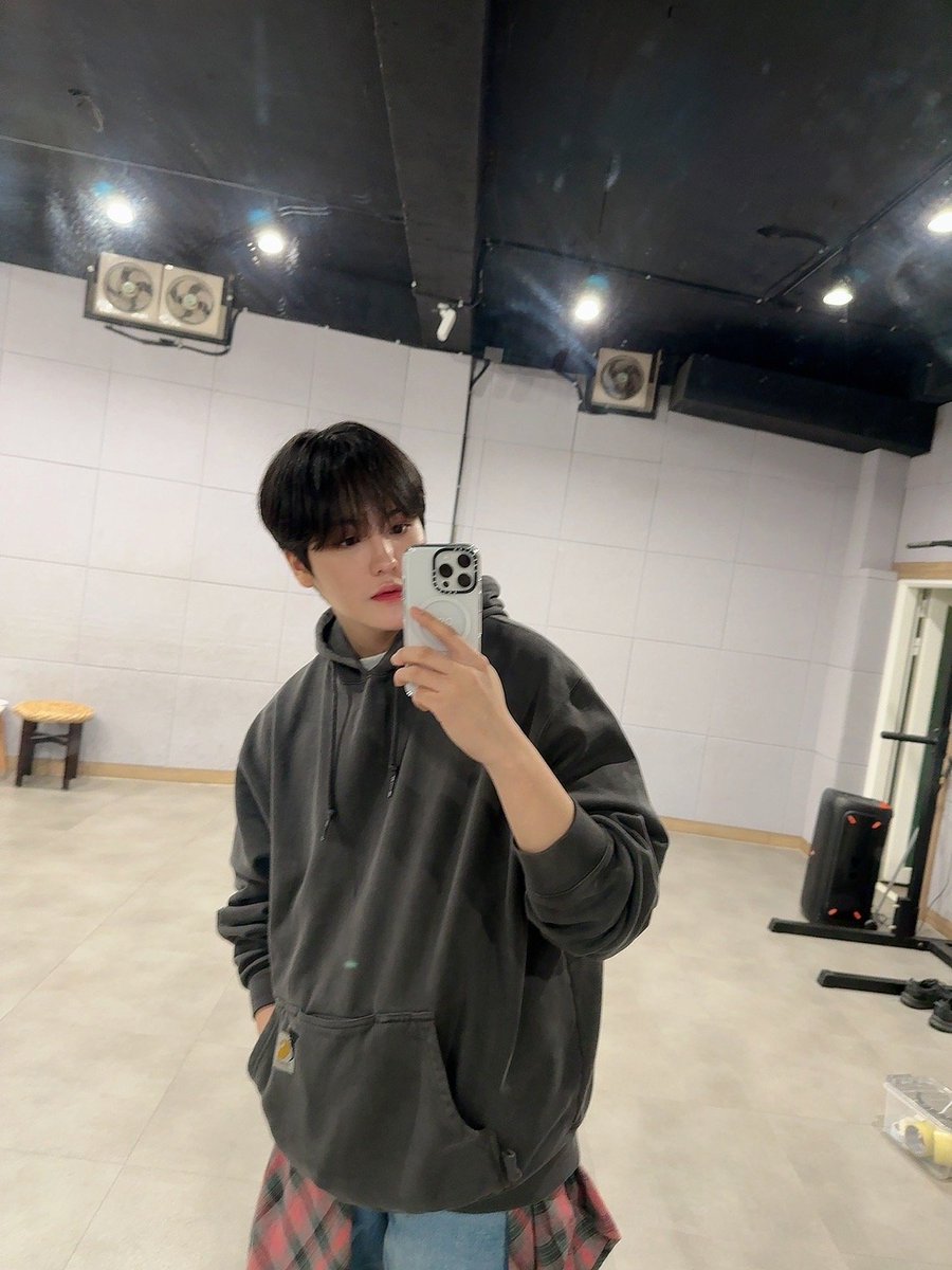 [LOUIS👑]

<해피룽데이>

오늘 하루 덕분에 행복했어😉

#TheKingDom #더킹덤 #TKD 
#LOUIS #루이 #위버스라이브