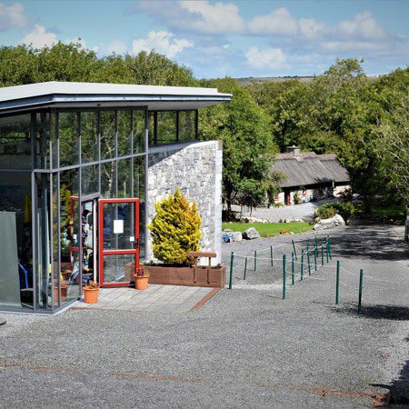 Tá fear Lios Póil Dónal Ó hAiniféin atá ina chathaoirleach ar Ionad Mhichil Ciosóg ag ullmhú do lá mór nuair a nochtfar an t-iar-uachtarán Máire Mhic Giolla Íosa mar phátrún nua an ionaid.