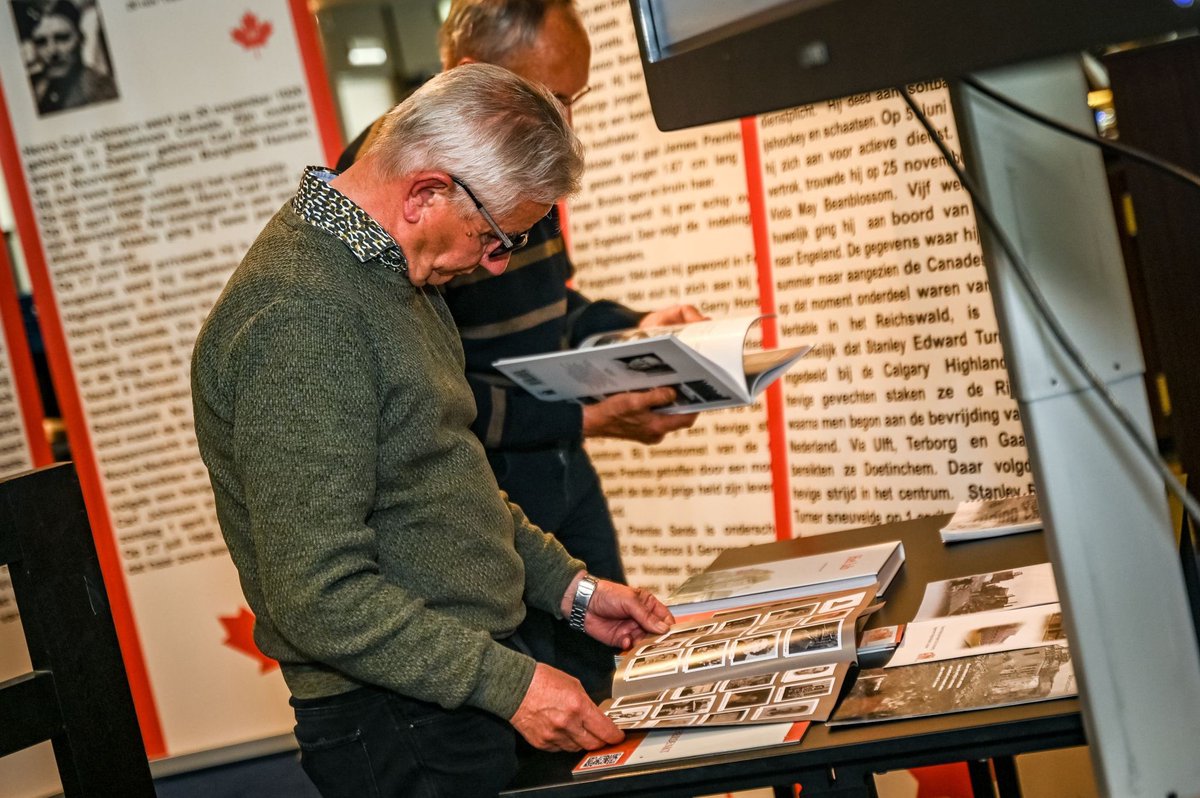 degraafschapMVO's tweet photo. 𝗩𝗲𝘂𝗿 𝗔𝗹𝘁𝗶𝗲𝗱 𝗛𝗲𝗿𝗱𝗲𝗻𝗸𝘁!
Afgelopen week stond in het teken van 80 jaar vrijheid. Stichting Doetinchem Herdenkt bracht de bevrijding van Doetinchem in 1945 tot leven, met verhalen van elf gesneuvelde Canadese soldaten. #80jaarvrijheid #NooitVergeten #Herdenken https://t.co/08TpPsSpLV