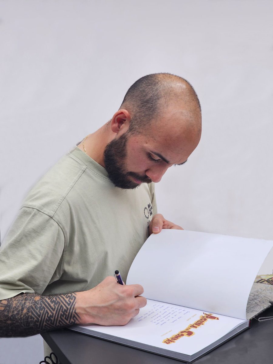 unjoose's tweet photo. He aquí el señor don @Cantero88, entregando y dedicando su primer proyecto como @TrowelEditorial, #ElAguilayelCompas. Grande! ❤️ https://t.co/mYBOexI3Vu