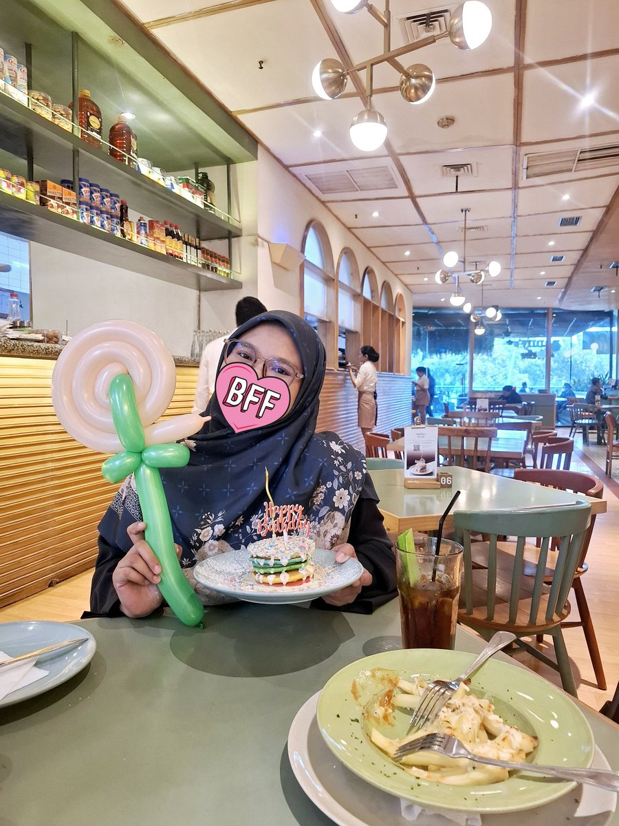 papachen___'s tweet photo. It's my birthday! Happy me with ma Best friend 🧡🧡🫶 https://t.co/ZcmBxxFj22
